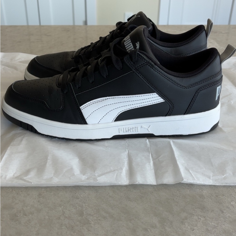 Puma Men's Black and White Sneakers